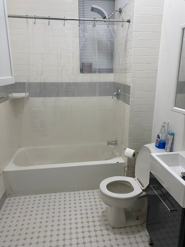 Bathroom - 2442 S Saint Louis Ave