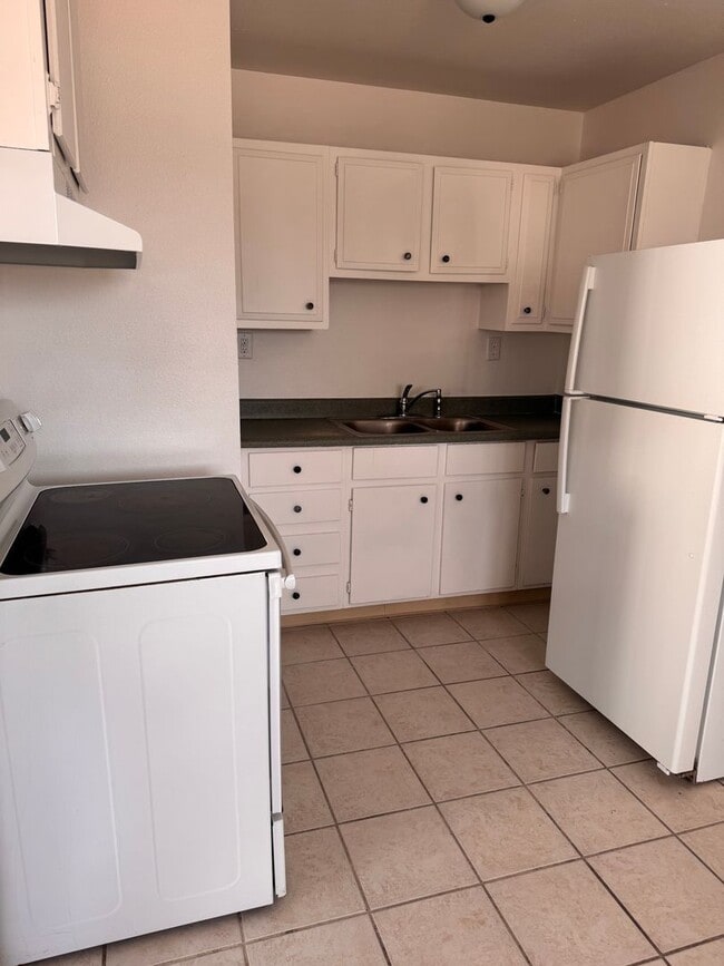 Building Photo - Cozy Home for rent off Poplar