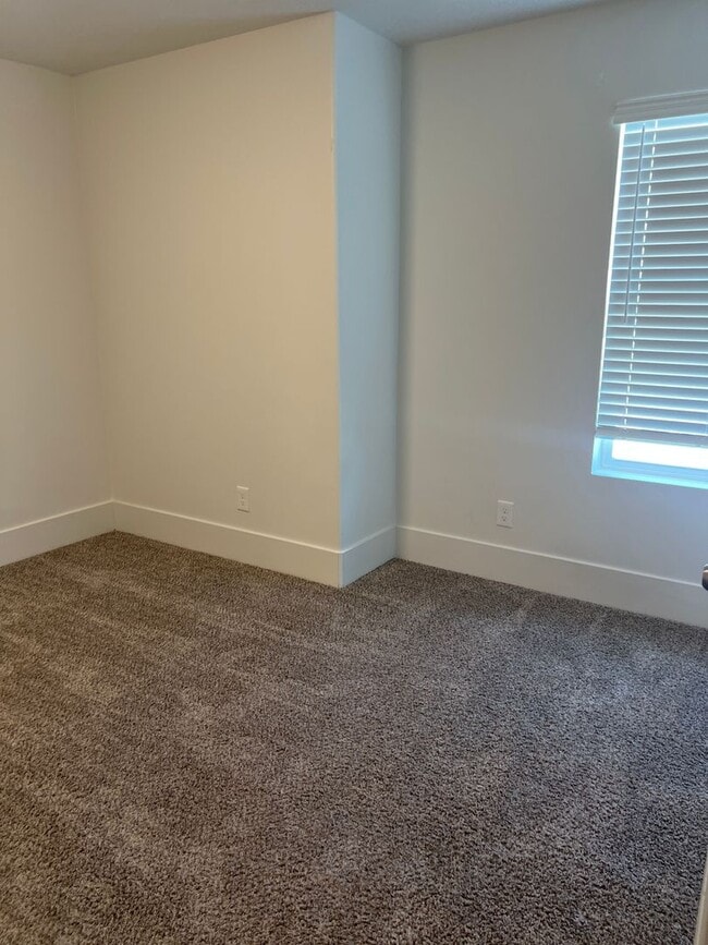 Building Photo - Townhouse in Evanston