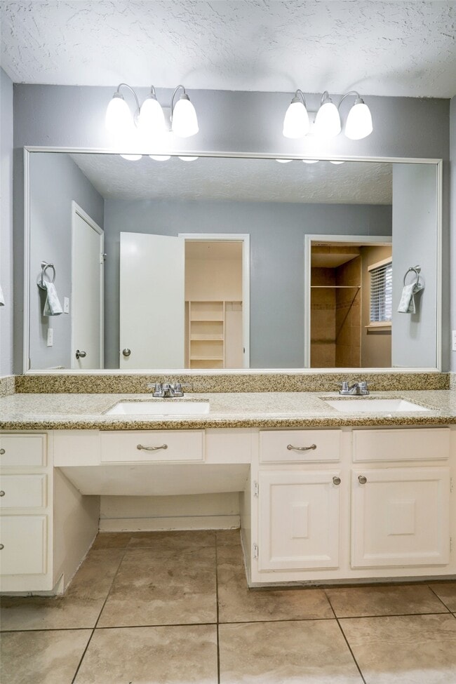 Building Photo - 12346 Huntington Venture Dr