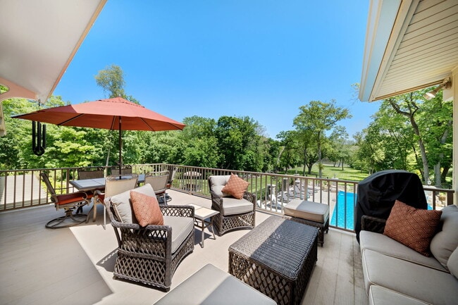 Building Photo - 921 S Batavia Ave