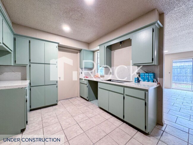 Foto del edificio - 7024-26 Woodlake Duplex