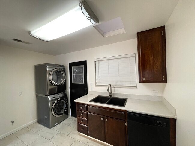 Foto del edificio - 3408 Ashe Rd