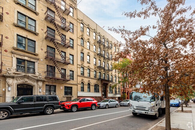 Building Photo - 2 br down the block from the busy Bedford ave