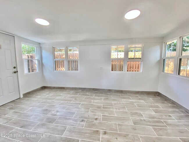 Building Photo - 115 S Rosiland Ct