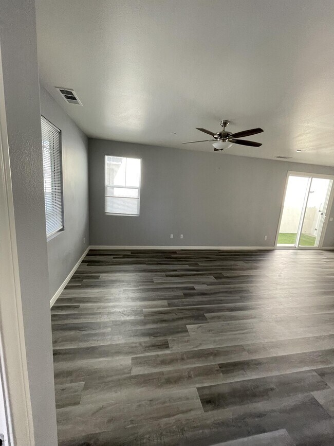 Building Photo - 407 Garden Way