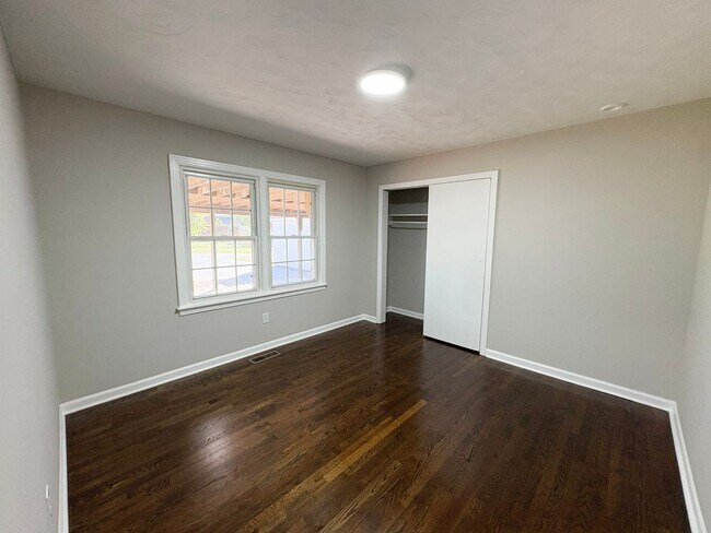 Foto del edificio - Brick 3 bed 1 bath home