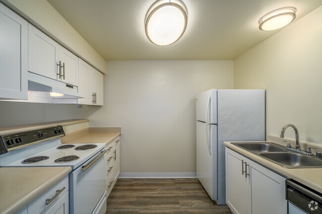2BR, 2BA - 950SF - Kitchen - Orchard Pointe
