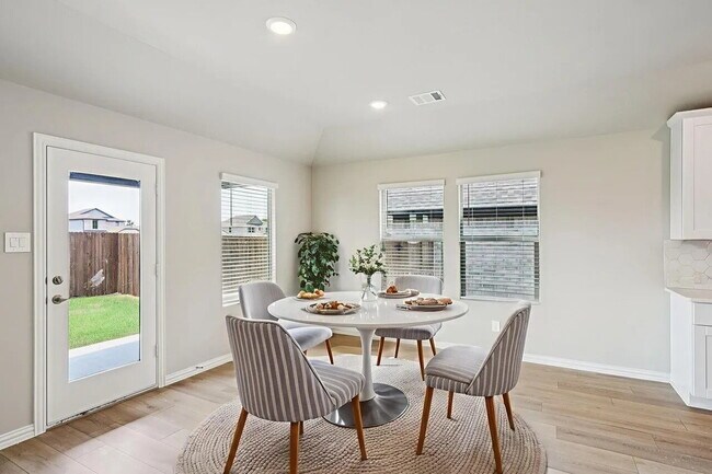 Foto del edificio - 512 Midnight Oak Dr