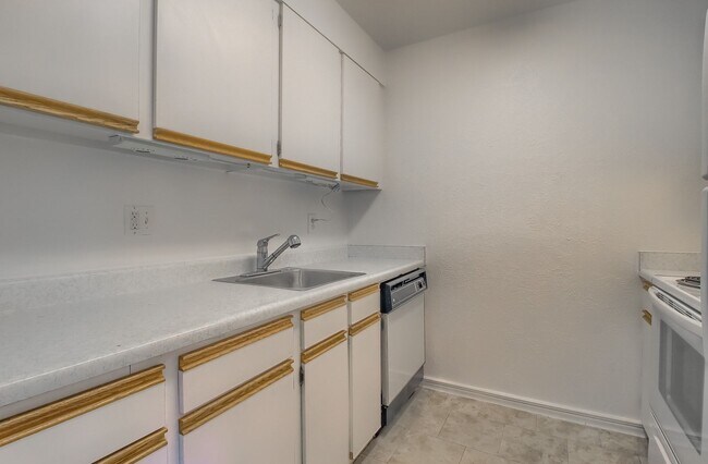 Foto del edificio - Charming 2-Bedroom Unit in a Prime Lakewoo...