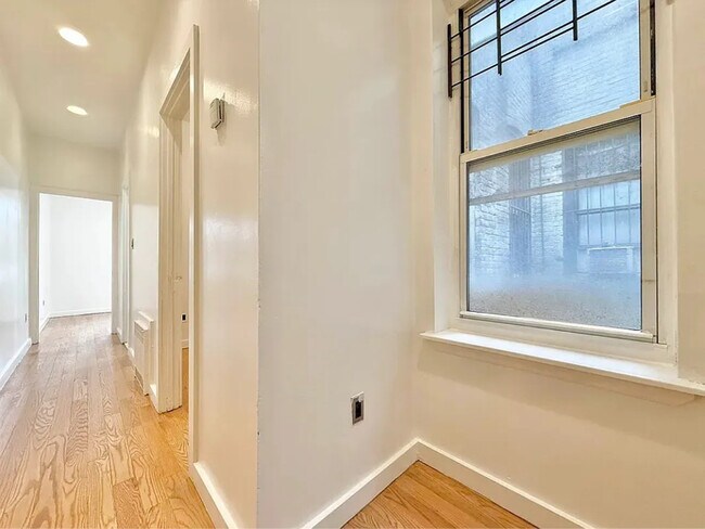 Building Photo - 225 Eldert St