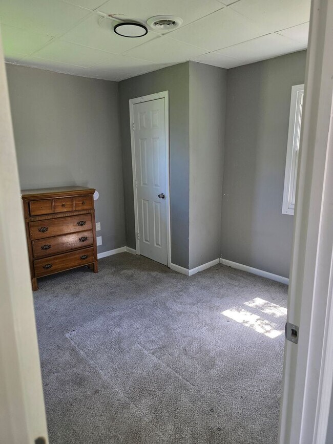 Building Photo - Nicely Updated 3BD/1BA Ready Now