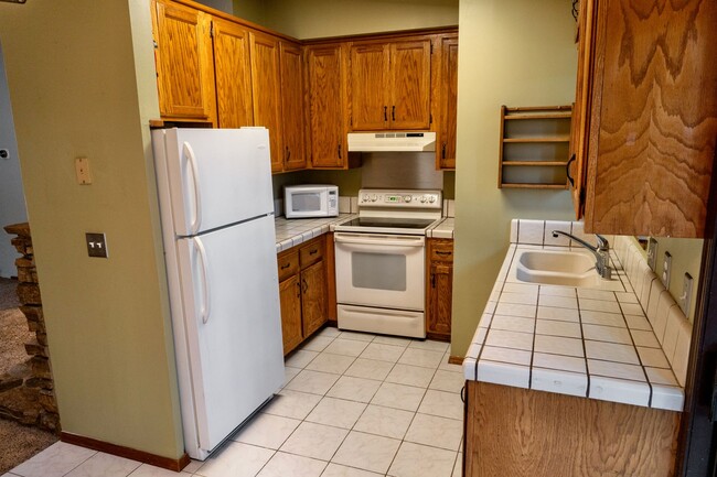 Foto del edificio - Centrally Located 3 Bedroom House with Fully Fenced in Backyard- Pet Friendly!