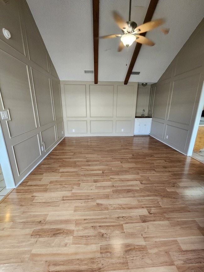 Building Photo - 2 bed 2 bath, 2 car garage