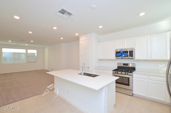 Foto del edificio - 1142 E Newland Dr