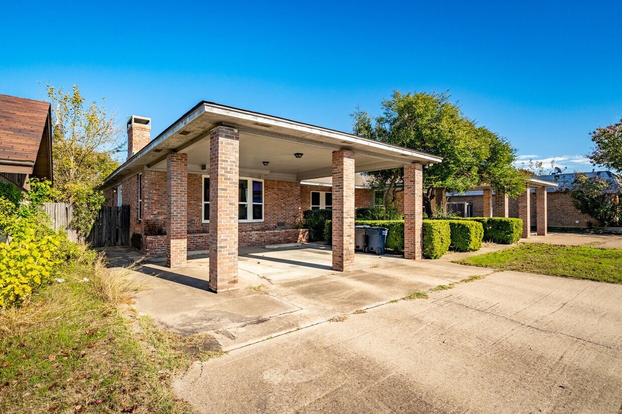 Foto principal - SW Loop 820 - 4304/4306 *Lease Up Only*