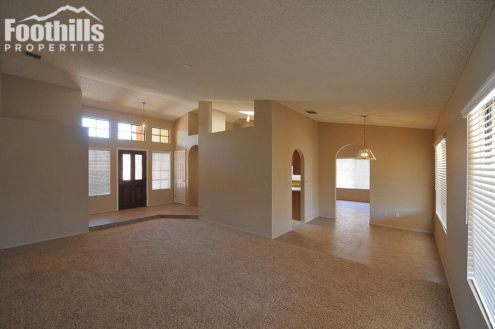 Primary Photo - 11500 N Lone Mountain Pl