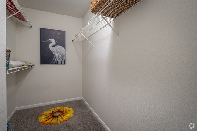 1 habitación, 1 baño - 660 pies cuadrados - Armario - HollyView