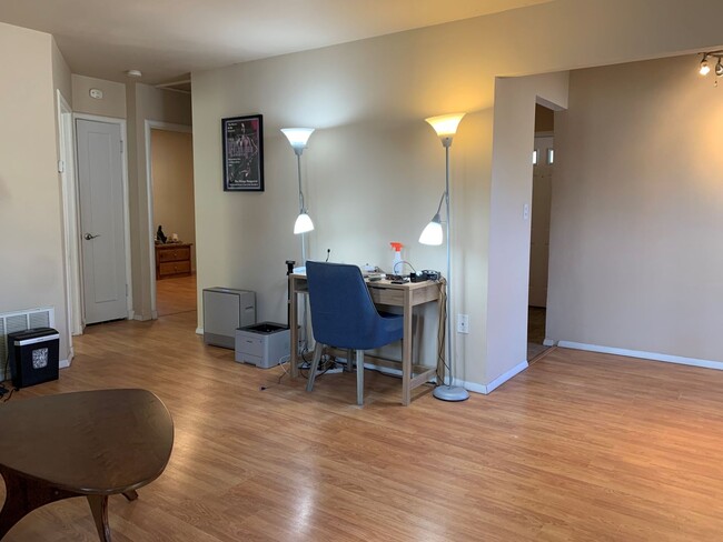 Building Photo - Main Floor Living 2 Bedroom 1 Bath Northsi...