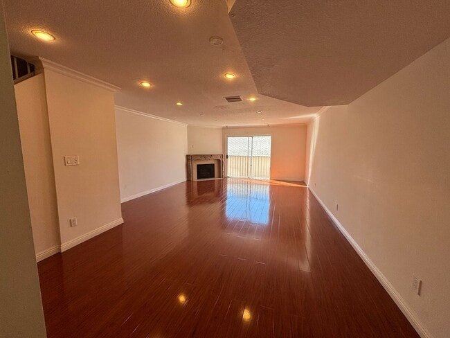 Building Photo - 10208 Pinewood Ave