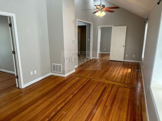 Building Photo - West Port/Plaza area Home! 2 bedroom/ 1 ba...