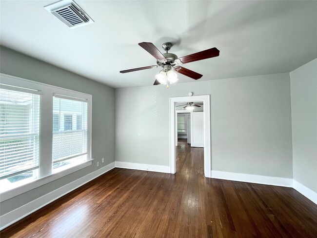 Building Photo - 4009 Oakridge St