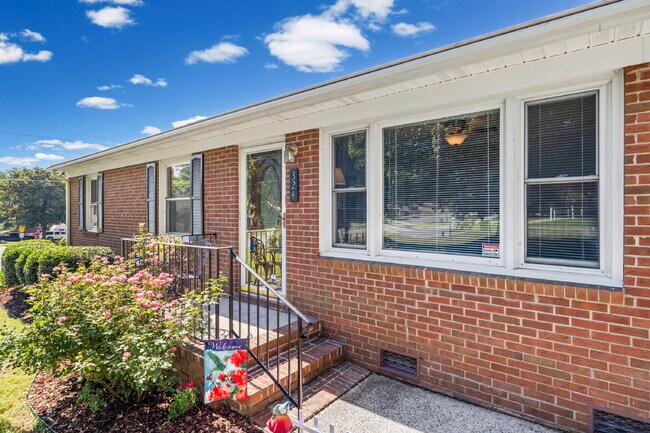 Building Photo - Charming All-Brick 3BR Home with Carport & Easy Charlotte Commute!