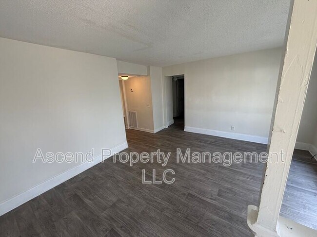 Building Photo - 2410 Lyndon Ave