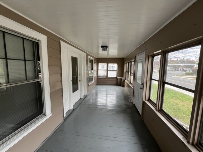 Shared Front Porch - 15 Brewer St