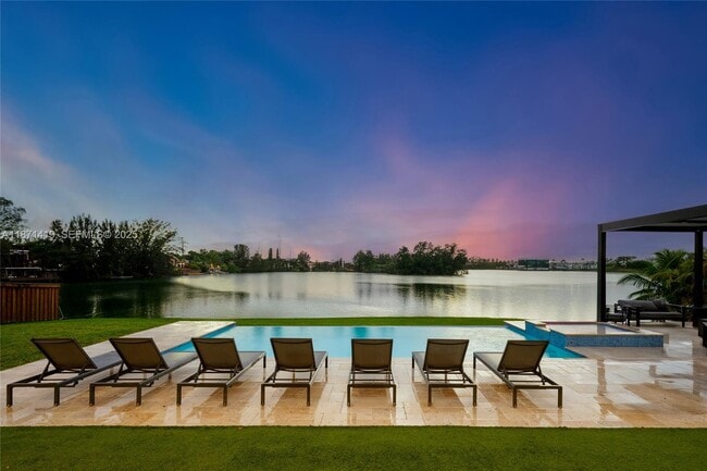 Foto del edificio - 5420 SW 72nd Ave