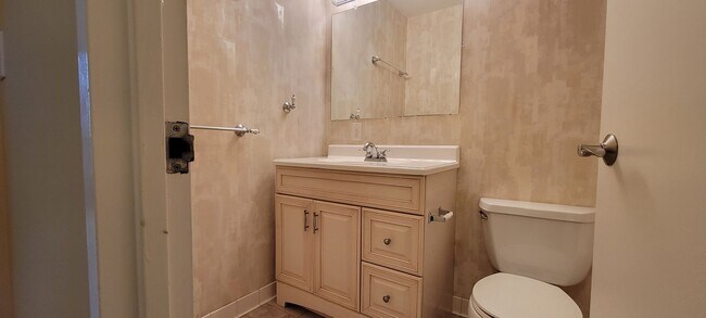 Building Photo - Top floor unit with a stunning open view! Walk to Longwood!