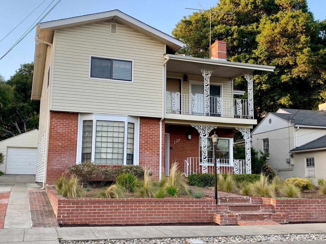 Primary Photo - Coming soon! Spacious 4br / 2ba with bonus...