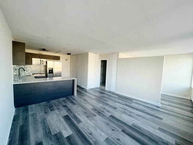 Foto del edificio - 1360 N Sandburg Terrace