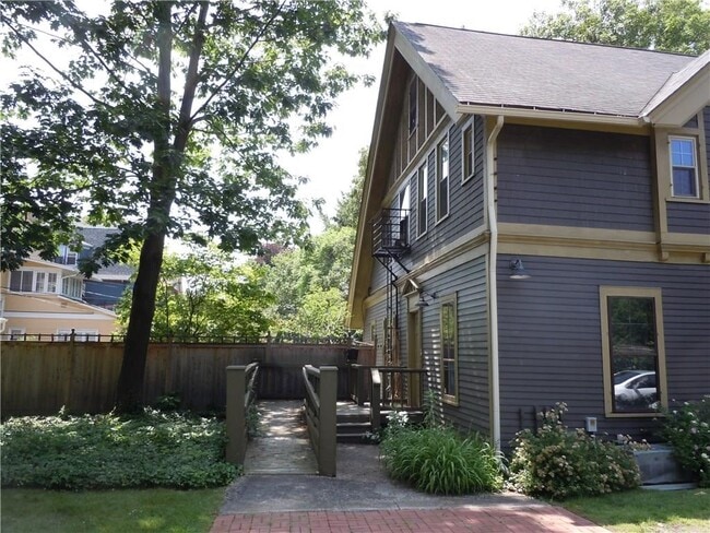 Building Photo - 1063 East Ave