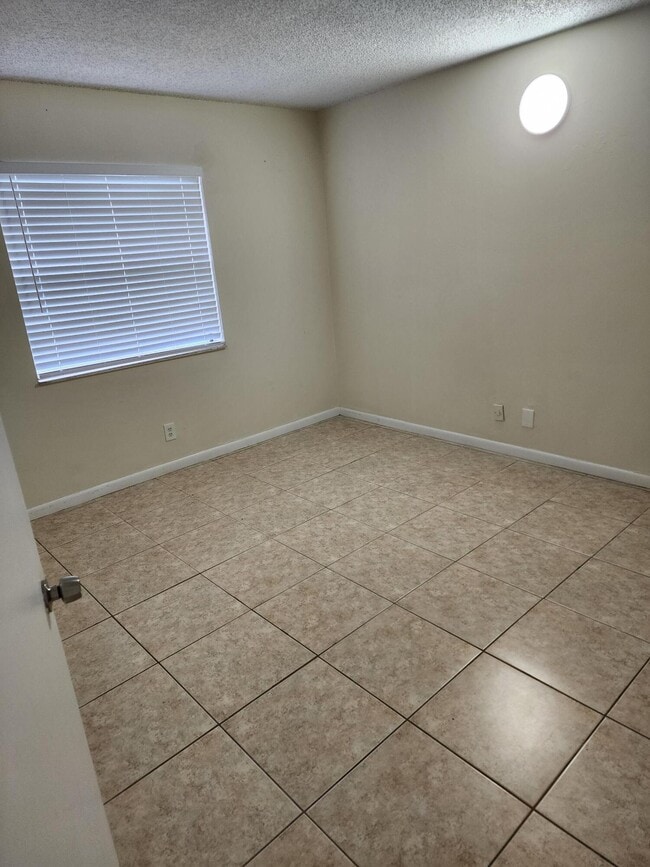 Building Photo - 4765 Arjaro Dr