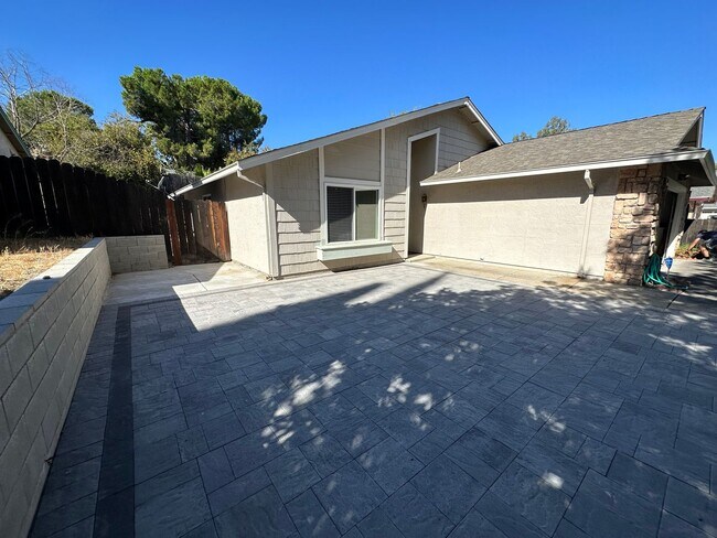 Building Photo - Beautiful 3 bedroom, 2 bath Antioch Home /...