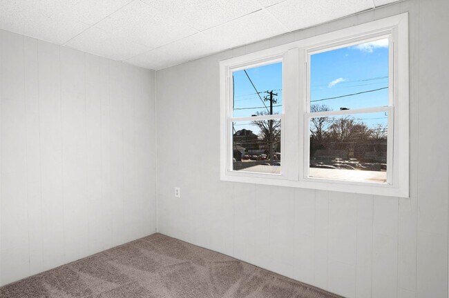 Foto del edificio - *HALF MONTH FREE!* 3rd Flr. Walk-up! Compl...