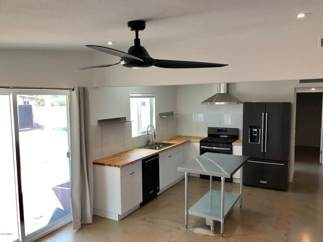 Foto del edificio - 4119 E Palm Ln