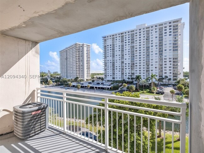 Foto del edificio - 400 Kings Point Dr
