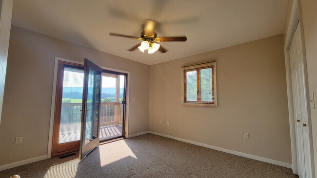 Building Photo - 985 Lazy River East Rd
