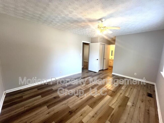 Building Photo - 3020 Woodfield Dr