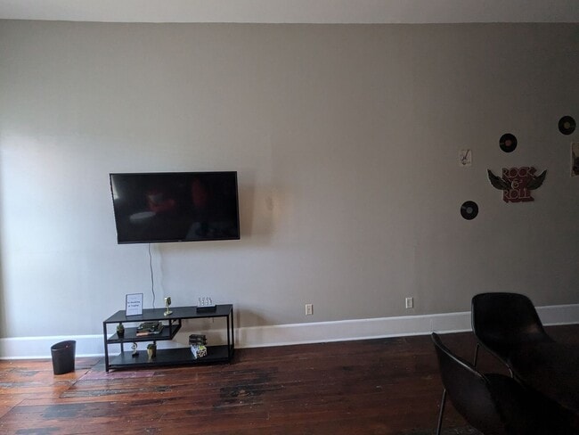 Building Photo - Cute Upstairs Down Town Apartment!