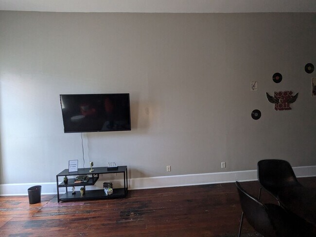 Foto del edificio - Cute Upstairs Down Town Apartment!