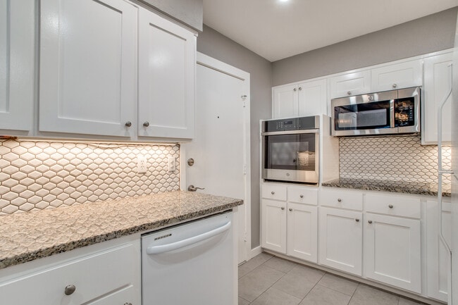 Building Photo - 9810 Crest Meadow Dr