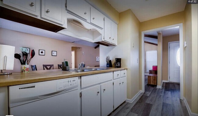 Foto del edificio - Available Now in a Great Location!