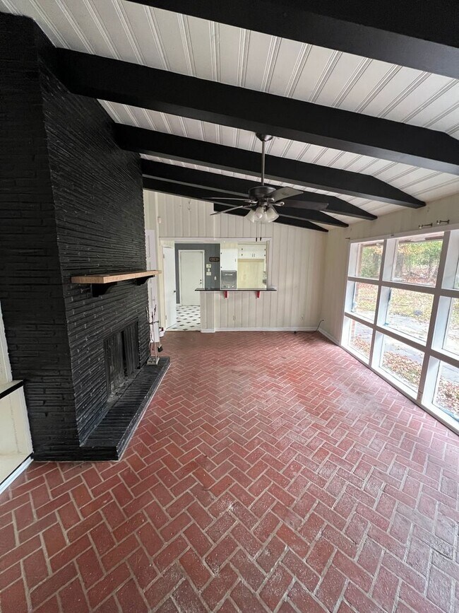 Building Photo - Large 3/bed, 2/bath with 2 living areas!!