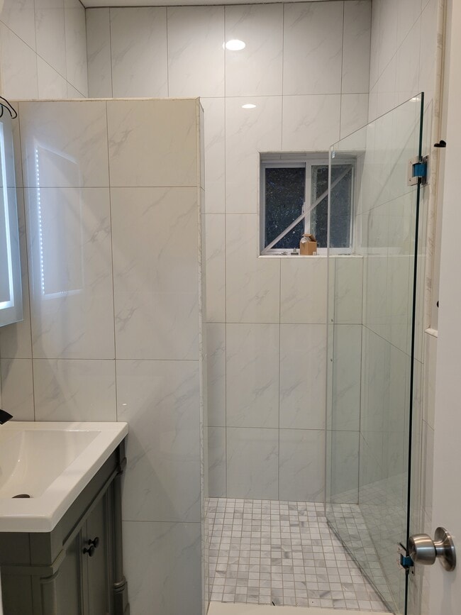 Bath - 8536 102nd St