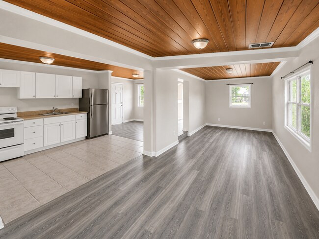Foto del edificio - Tons of Living Space in this 3BR/1BA Zephyrhills Block Home with Large Fenced Yard!
