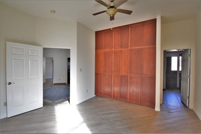 Building Photo - Beautiful 3 Bed/2Bath Townhouse Home off of Roadrunner Pkwy