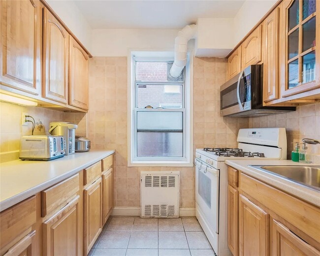 Building Photo - 72-10-72112 112th St